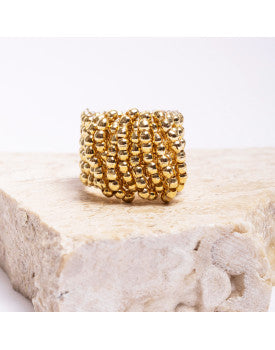 Anillo de oro con cuentas entrelazadas