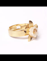 Flor de jardín con anillo dorado