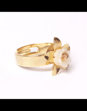 Flor de jardín con anillo dorado