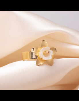 Flor de jardín con anillo dorado