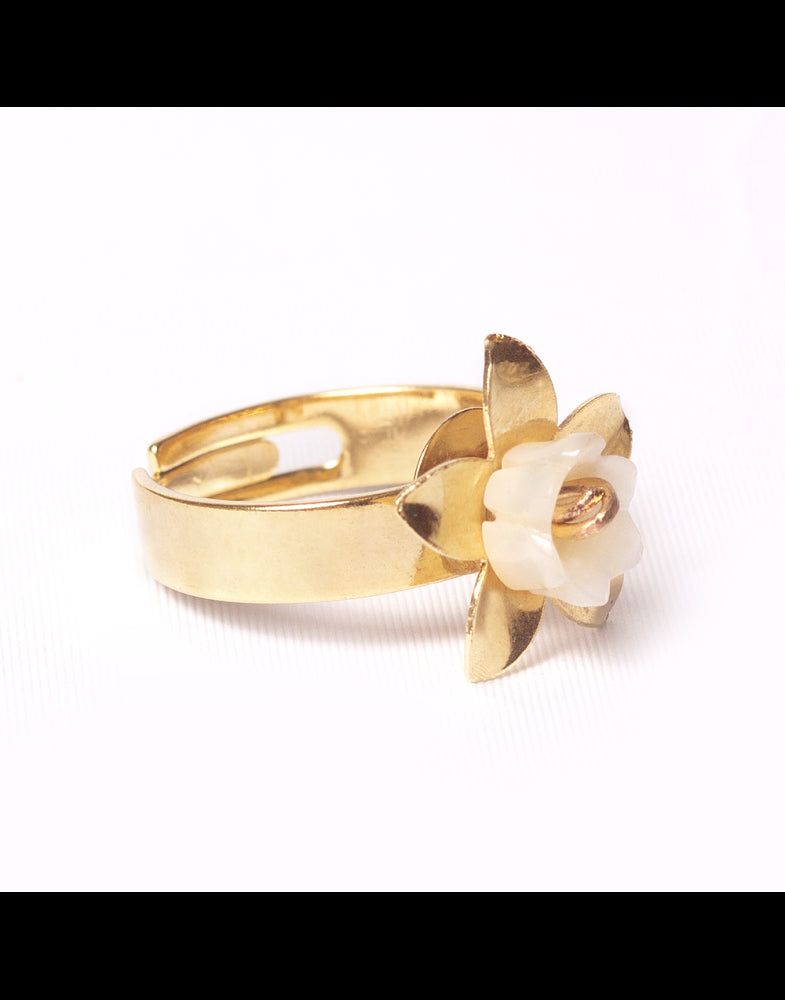 Flor de jardín con anillo dorado