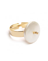 Anillo de oro con almohadilla de nácar