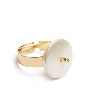 Anillo de oro con almohadilla de nácar