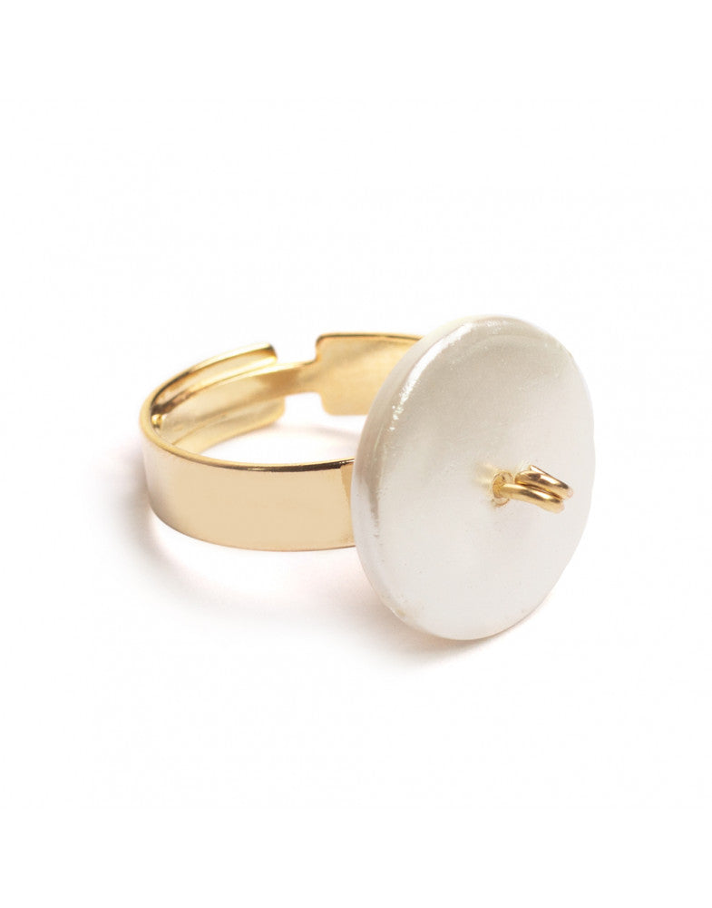 Anillo de oro con almohadilla de nácar