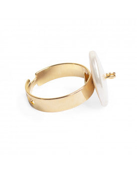 Anillo de oro con almohadilla de nácar
