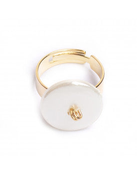 Anillo de oro con almohadilla de nácar